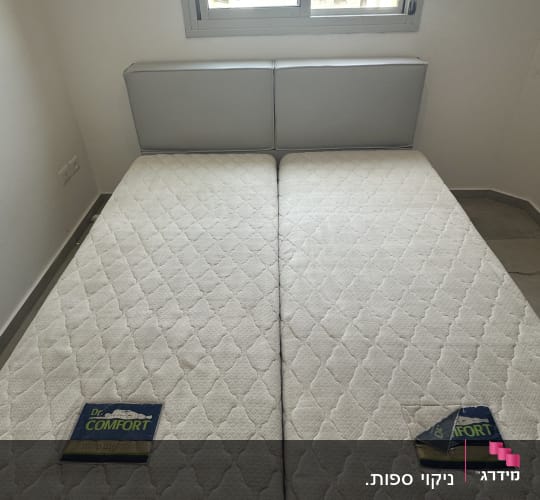 מיטה זוגית עם מזרנים בחדר שינה